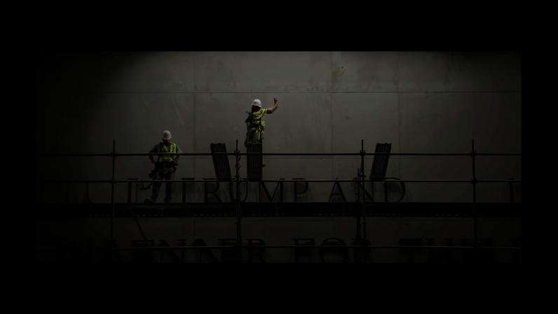 Trabalhadores se preparam para remover o nome de Donald Trump do John F. Kennedy Center for the Performing Arts em Washington.