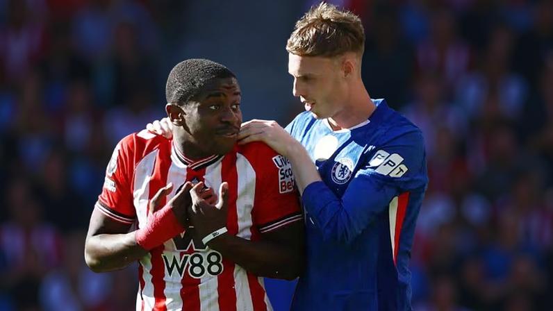 Noah Sadiki conversando com Cole Palmer, do Chelsea, durante partida