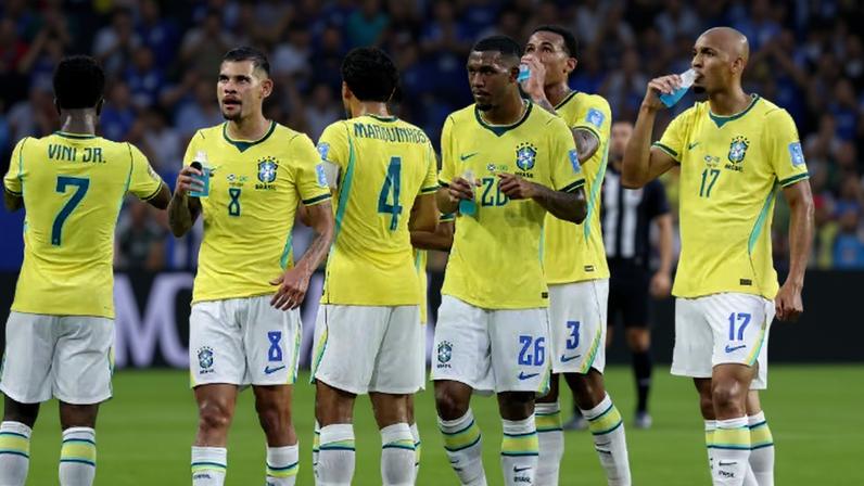 Os atletas da seleção brasileira aproveitam a pausa para hidratação para repor líquidos