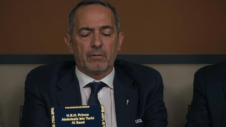 Campeão mundial pela França flagrado cochilando em Espanha x Arábia Saudita