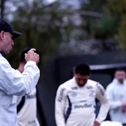 Santos realiza treino intenso em campo encharcado