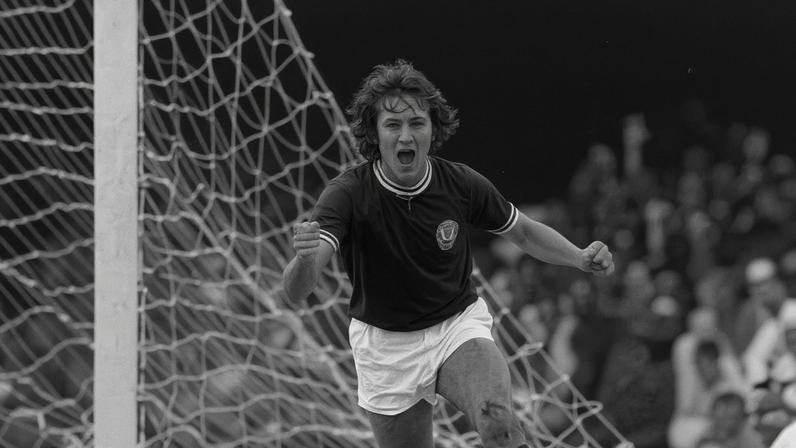 O jogador de futebol Leivinha em dois momentos no Palmeiras em 1974.