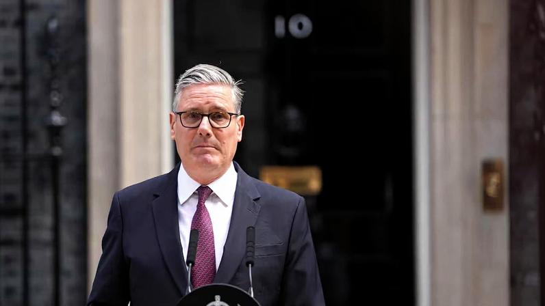 O primeiro-ministro britânico, Keir Starmer, anuncia sua renúncia à imprensa em frente ao número 10 da Downing Street, em Londres, na segunda-feira, 22 de junho de 2026.