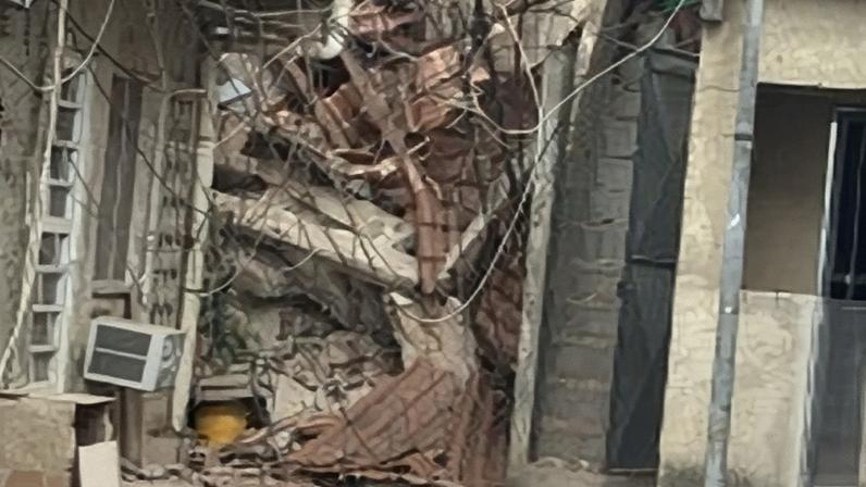 Segundo o Corpo de Bombeiros, as vítimas estão sob os escombros