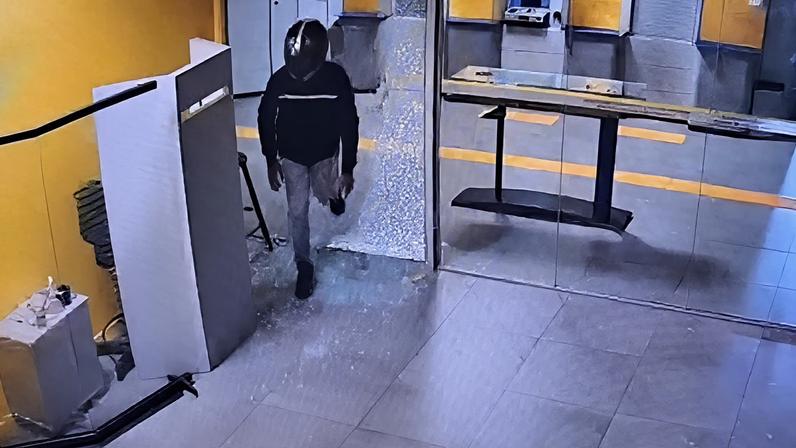 O caso ocorreu durante a madrugada de segunda-feira (1º) e foi registrado por câmeras de segurança