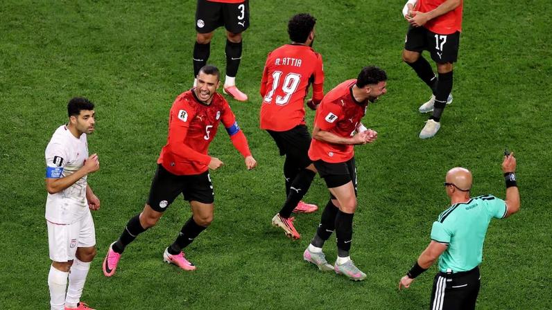 Jogadores do Egito celebram marcação de impedimento em gol marcado nos acréscimos pelo Irã.