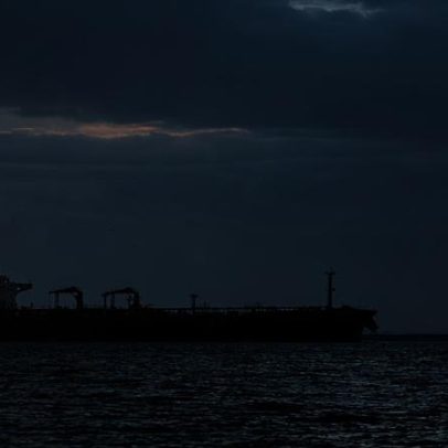 Petroleiro é atingido no Estreito de Ormuz; marinhas elevam alerta