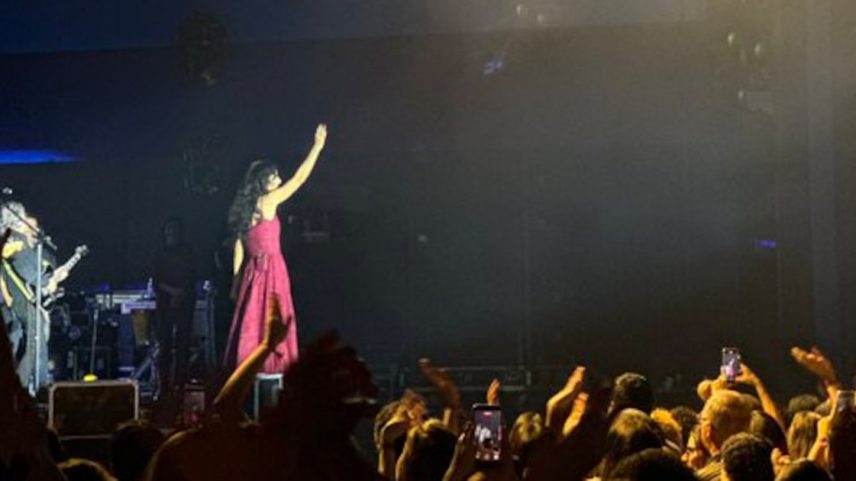 Público notou que marca da Superbet, patrocinadora oficial do Village, foi ocultada antes do início do show; organização e equipe da cantora ainda não se pronunciaram