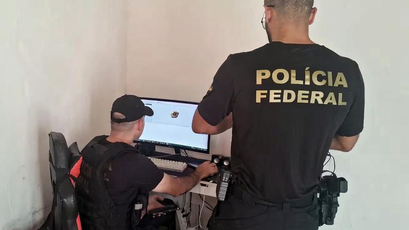 Agentes da PF apreenderam dois celulares na casa do investigado no bairro do Fonseca