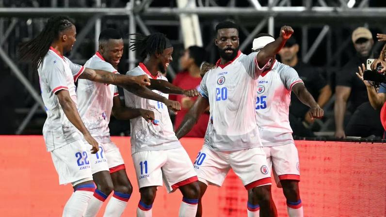 Haiti terá de fazer mudanças no uniforme para a Copa do Mundo. Foto: Chandan Khanna/AFP