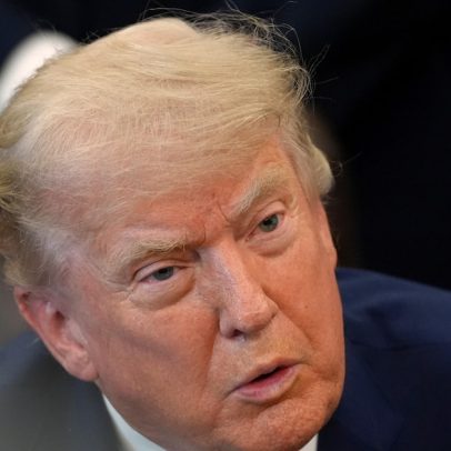 Trump envia recado por celular ao treinador dos EUA ausente na estreia