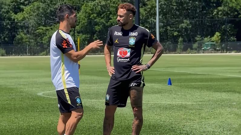 A CBF divulgou as imagens de Neymar no gramado do Centro de Treinamento do Brasil. De tênis, longe dos companheiros e sem chutar. A bola fez parte do cenário