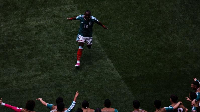 Atacante do México balança as redes no 1º tempo em jogo contra a África do Sul no Estádio Azteca