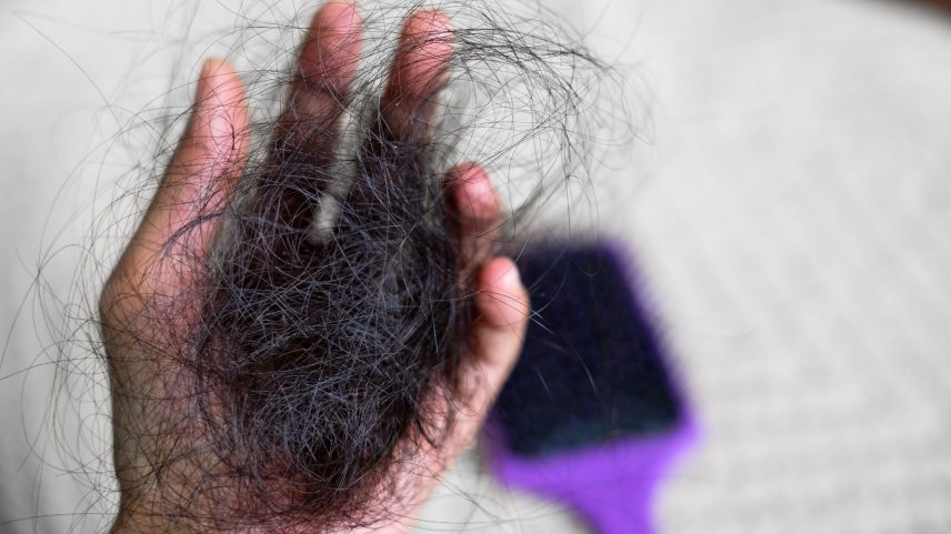 Queda de cabelo ao lavar: diferença entre queda sazonal e alopecia