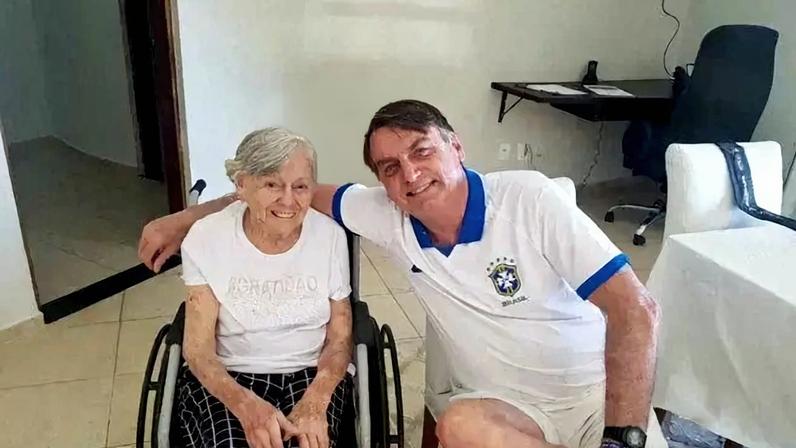 O presidente Jair Bolsonaro, com a mãe Olinda Bonturi Bolsonaro (Twitter/Reprodução)