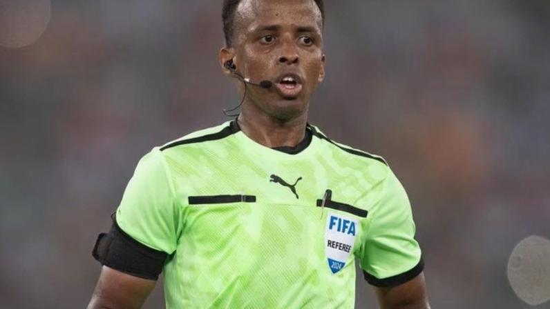 Artan tem 34 anos e integra o quadro internacional da Fifa desde 2018. Foi eleito o melhor árbitro masculino de 2025 pela CAF