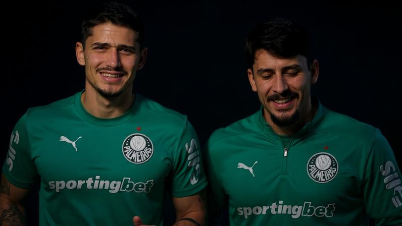 Os jogadores uruguaios Emiliano Martínez e Joaquín Piquerez durante treino do Palmeiras (Foto: Cesar Greco/Palmeiras/by Canon)
