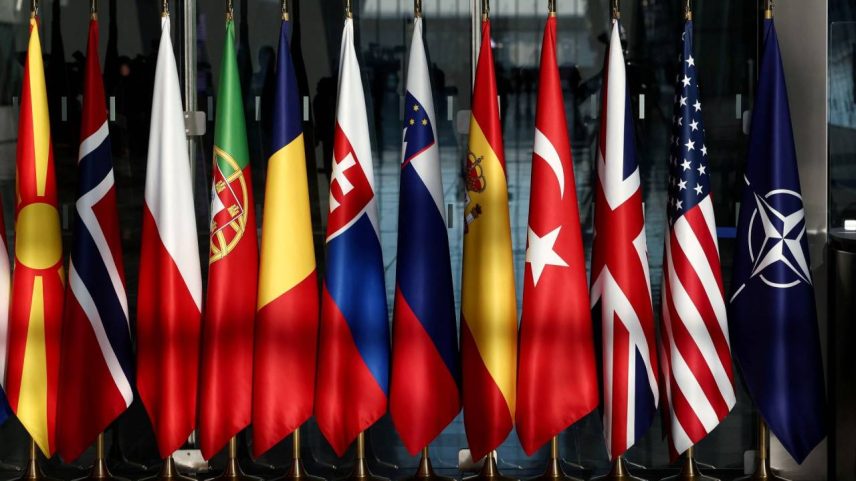 Bandeiras de países na sede da Otan, em Bruxelas, na Bélgica (Foto: Yves Herman/Reuters)