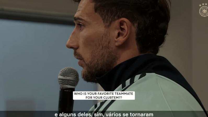 Leon Goretzka respondeu a perguntas de crianças nos EUA antes da Copa do Mundo de 2026.