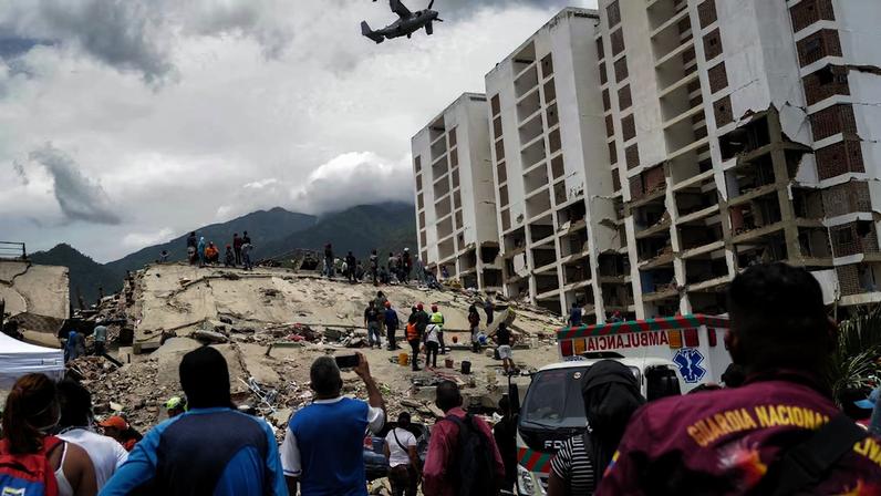 Uma aeronave Osprey sobrevoa uma área atingida pelo terremoto em Caraballeda, no estado de La Guaira, na Venezuela, em 28 de junho de 2026, após dois terremotos consecutivos. Foto: Mauricio Valenzuela/AFP