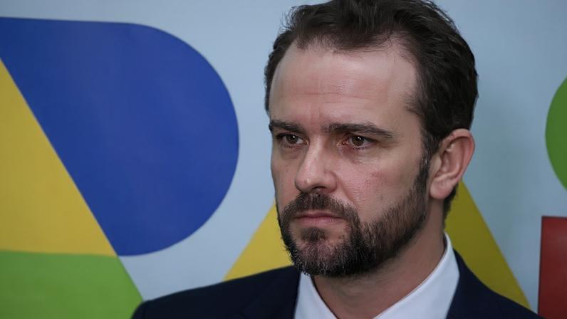 Ministro da Fazenda, Dario Durigan, faz uma feição séria