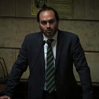 Ex-chefe de gabinete de Carlos Bolsonaro é réu por rachadinha