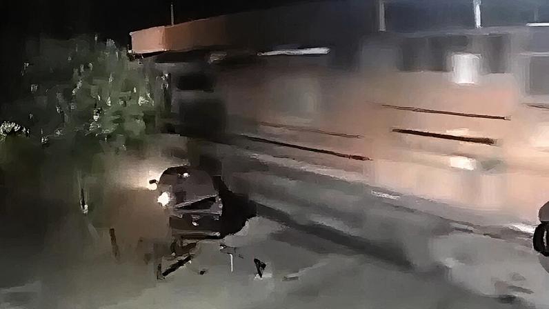 Trem colide contra carro