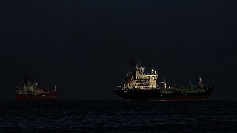Analistas indicam que demorará ainda meses para restabelecimento do fluxo de petróleo em Ormuz (Foto: Majid Saeedi/Getty Images)