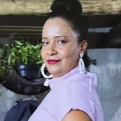 Mulher é morta a tiros na cabeça em frente a bar em Três Marias, MG