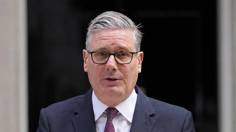 O primeiro-ministro do Reino Unido, Keir Starmer, anuncia sua renuncia em Londres