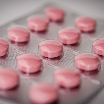 Guerra EUA e Irã aumenta risco de desabastecimento global de medicamentos