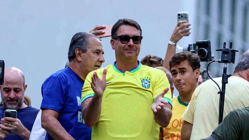 SP - CASO MASTER/MANIFESTAÇÃO/SP/PAULISTA/DIREITA - POLÍTICA - O senador Flávio Bolsonaro (PL-RJ) e o pastor Silas Malafaia participam da manifestação "Acorda Brasil", realizada na Avenida Paulista, na região central de São Paulo, neste domingo (1º). A oposição ao presidente Luiz Inácio Lula da Silva (PT) realiza uma série de atos pelo País contra o governo federal e os ministros do Supremo Tribunal Federal (STF) Alexandre de Moraes e Dias Toffoli. O escândalo do Banco Master é um dos motes da convocação. 01/03/2026 - Foto: JEFFERSON AGUIAR/PERA PHOTO PRESS/ESTADÃO CONTEÚDO