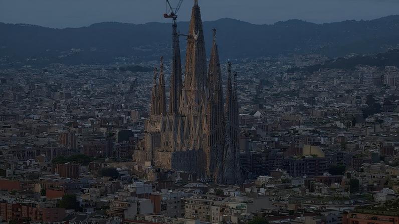 A Basílica da Sagrada Família, projetada por Antoni Gaudí, é vista ao pôr do sol do mirante Torre Glòries em Barcelona, ​​Espanha, na terça-feira, 9 de junho de 2026