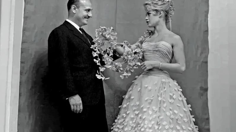 MESTRE E MUSA - O costureiro e Brigitte Bardot: estrelas do cinema se renderam a suas criações luxuosas