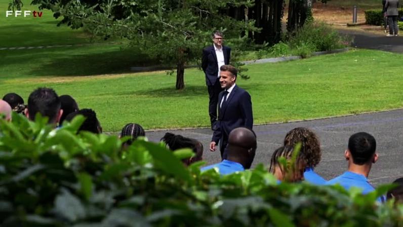 Macron visita os Les Bleus em Clairefontaine