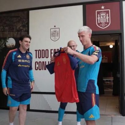 Dani Olmo é homenageado por 50 jogos pela Espanha