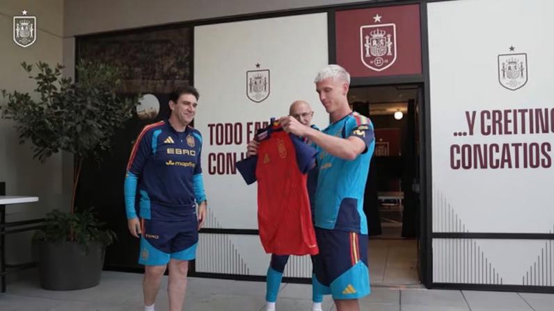 Jogadores e membros da comissão técnica da Espanha se reuniram para celebrar uma marca especial de Dani Olmo, entregando ao meia uma camisa comemorativa por seus 50 jogos com a seleção.