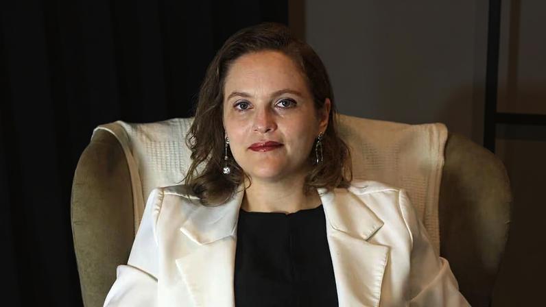 Laura Hauser, socióloga, historiadora e pesquisadora, lança um livro que dialoga sobre o impacto da inteligência artificial na comunicação interpessoal.