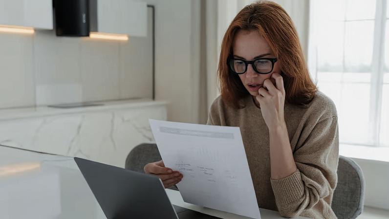 Mulher analisando relatório: fundos não diversificam, são mais caros e entregam retorno similares aos de ETFs. Foto: Envato Elements