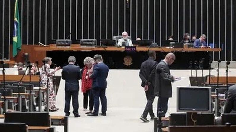 Deputados no plenário durante sessão semipresencial de votações nesta quarta-feira (3)