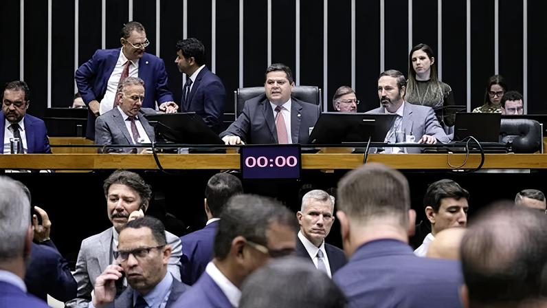 Bancadas do PL e PT lideram assinaturas por CPI do Master