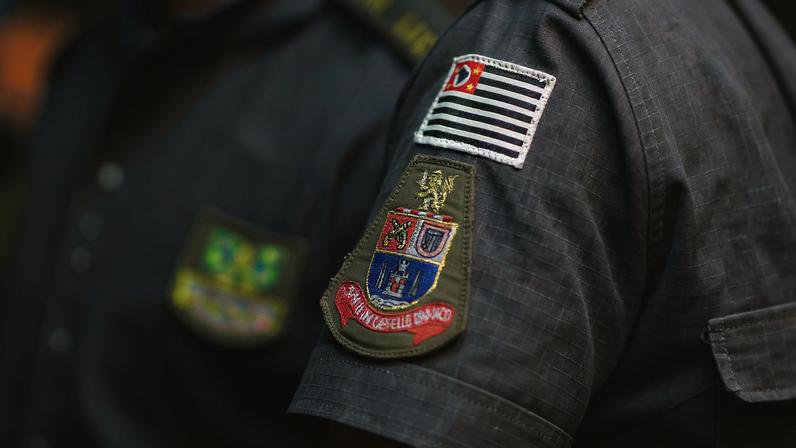 Imagem colorida da farda de um policial militar (PM) de São Paulo - Metrópoles