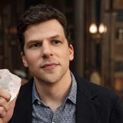 Jesse Eisenberg critica rotina fitness das redes em evento da Men's Health