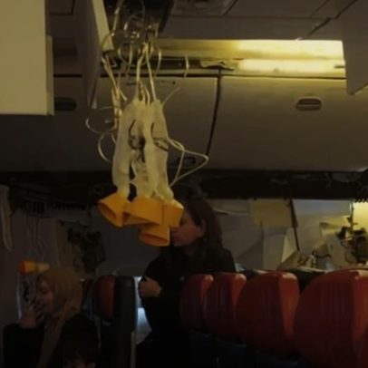Avião bate em torre de radar, que cai sobre a aeronave e deixa feridos