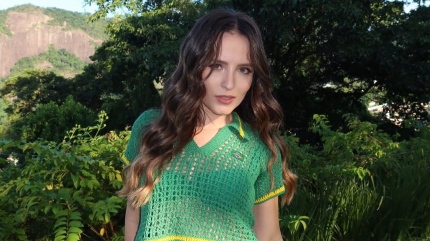 Larissa Manoela faz cirurgia por endometriose e explica a doença