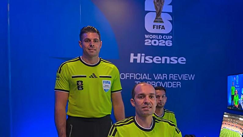 Suposto gesto supremacista de VAR australiano em Alemanha x Curaçao é analisado pela Fifa