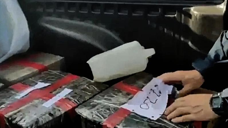 PRF encontra 250 quilos de maconha na caçamba de uma Saveiro que bateu na Via Dutra nesta quinta-feira, 4; motorista fugiu após acidente