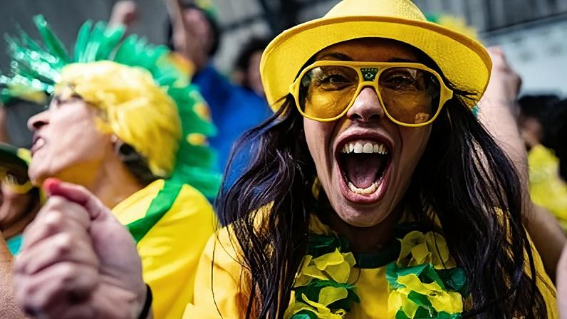 Torcedora brasileira comemorando durante partida de futebol