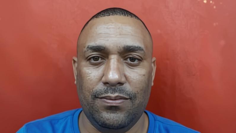 Polícia possui um mandado de prisão contra o suspeito.