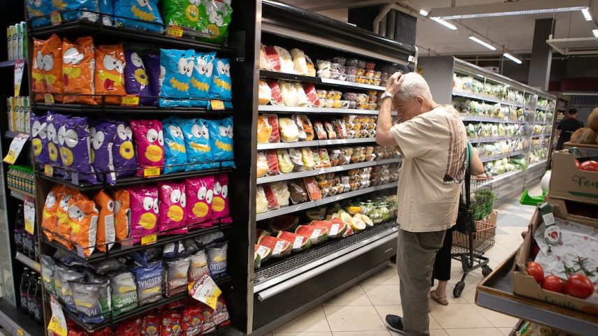 Guerra do Irão provocou aumento dos combustíveis, com impacto sobre frete e fertilizantes; isso pressionou o preço dos alimentos, segundo o IBGE